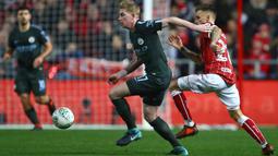 Aksi pemain Manchester City, Kevin De Bruyne menggiring bola melewati adangan pemain Bristol City pada semifinal Piala Liga Inggris di Ashton Gate stadium, Bristol,(23/1/2018). Manchester City menang 3-2. (AFP/Geoff Caddick)