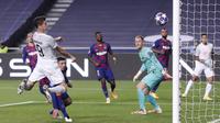 Penyerang Bayern Munchen, Robert Lewandowski, saat mencetak gol ke gawang Barcelona pada perempat final Liga Champions 2019/2020 di Estadio Da Luz, Sabtu (15/8/2020) dini hari WIB. Bayern Munchen menang telak 8-2 atas Barcelona. (AFP/Manu Fernandez/pool)