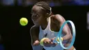 Petenis Amerika Serikat, Coco Gauff memukul bola ke arah kompatriotnya, Sofia Kenin pada hari kedua Australia Open 2025 di Melbourne, Australia, Senin (13/01/2025). (AP Photo/Asanka Brendon Ratnayake)