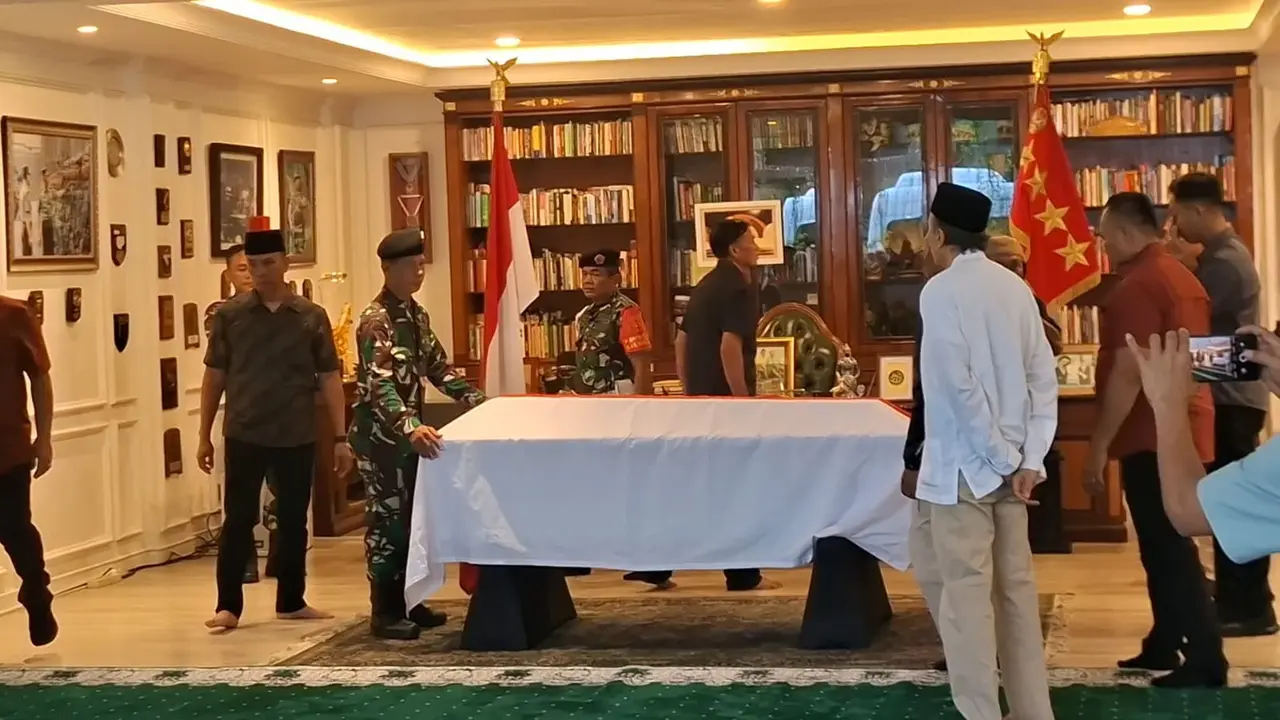Jenazah mantan Menteri Pertahanan (Menhan) Jenderal TNI (Purn) Ryamizard Ryacudu telah tiba di rumah duka di Cikeas, Bogor. (Merdeka.com/Nur Habibie)