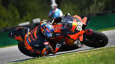 Pembalap KTM asal Afrika Selatan Brad Binder beraksi dalam MotoGP Ceko di Sirkuit Masaryk, Brno, Republik Ceko, Minggu (9/8/2020). Brad Binder berhasil menjadi juara setelah menjadi yang tercepat di balapan yang digelar sebanyak 21 lap. (Joe Klamar/AFP)