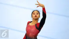 Pesenam putri DKI Jakarta, Rifda Irfanaluthfi saat berlaga di final senam lantai artistik PON XIX Jabar di GOR Arcamanik, Bandung, Kamis (22/9). Rifda Irfanaluthfi meraih emas dengan total nilai13.866. (Liputan6.com/Helmi Fithriansyah)