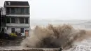 Ombak besar yang diakibatkan terpaan Topan Maria menghantam sebuah bangunan di pantai dekat Wenling, Provinsi Zhejiang, China, Rabu (11/7). (AFP)