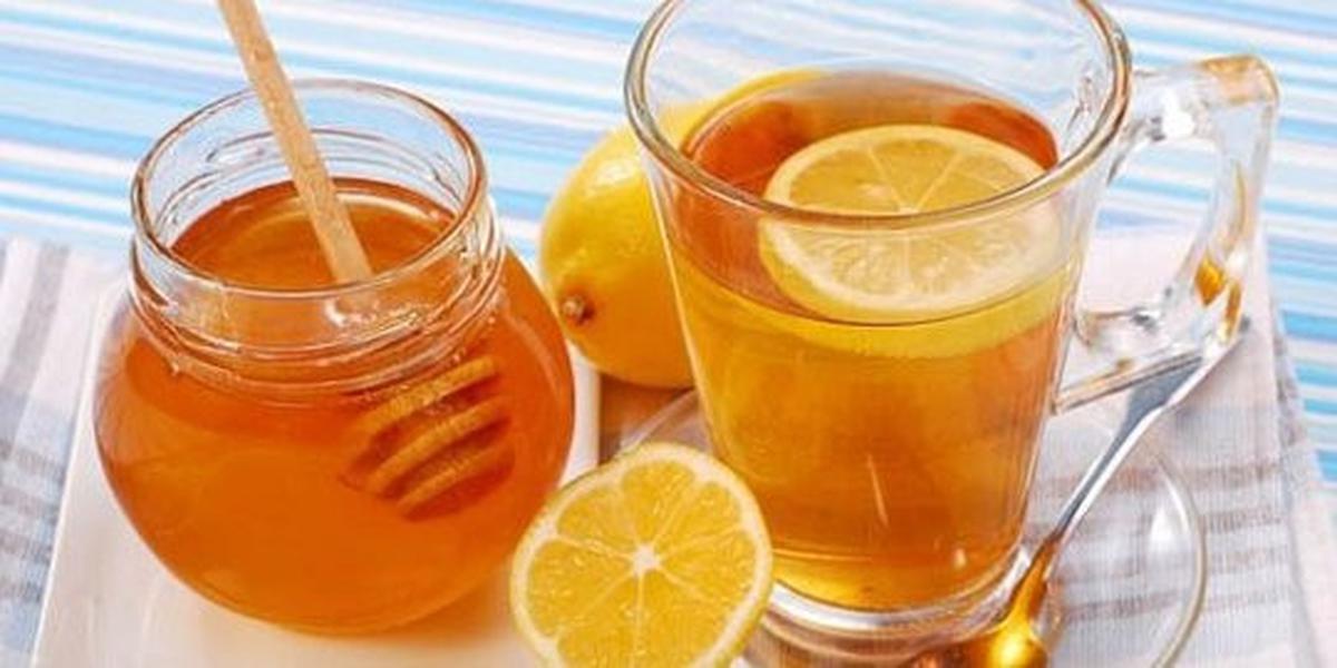 Minum teh lemon madu