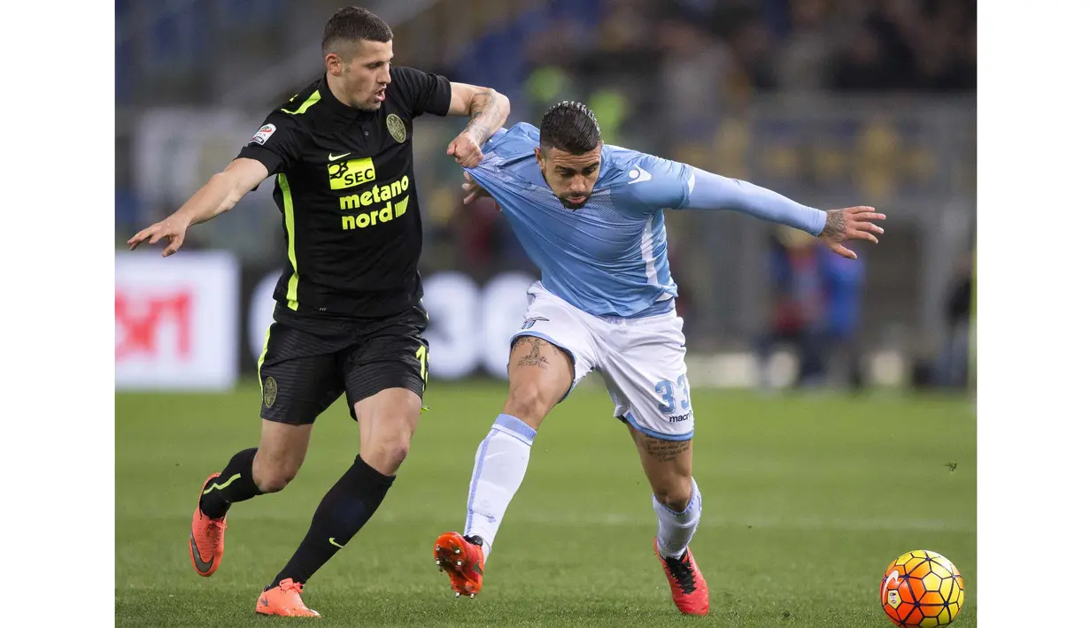 Pemain Hellas Verona,  Pawel Wszolek (kiri) berebut bola dengan Pemain Lazio Mauricio pada lanjutan Liga Italia Serie A di Stadion Olimpico, Roma,Italia, Jumat(12/2/2016) dini hari WIB. (EPA/Claudio Peri)