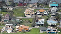 Bangunan dan rumah rusak setelah Badai Laura menerjang daerah dekat kota pesisir Lake Charles, Louisiana, Amerika Serikat, Kamis (27/8/2020). Laura merupakan badai tingkat empat yang masuk kategori monster. (AP Photo/David J. Phillip)