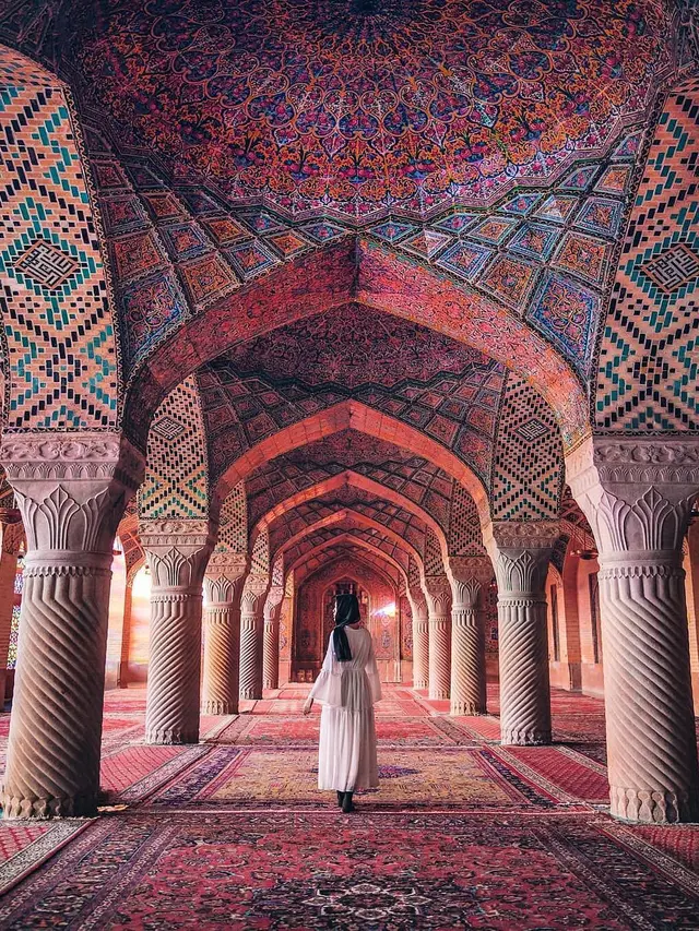 6 Potret Megah Masjid Tradisional Nasir-Ol-Molk, Interiornya Serba Pink