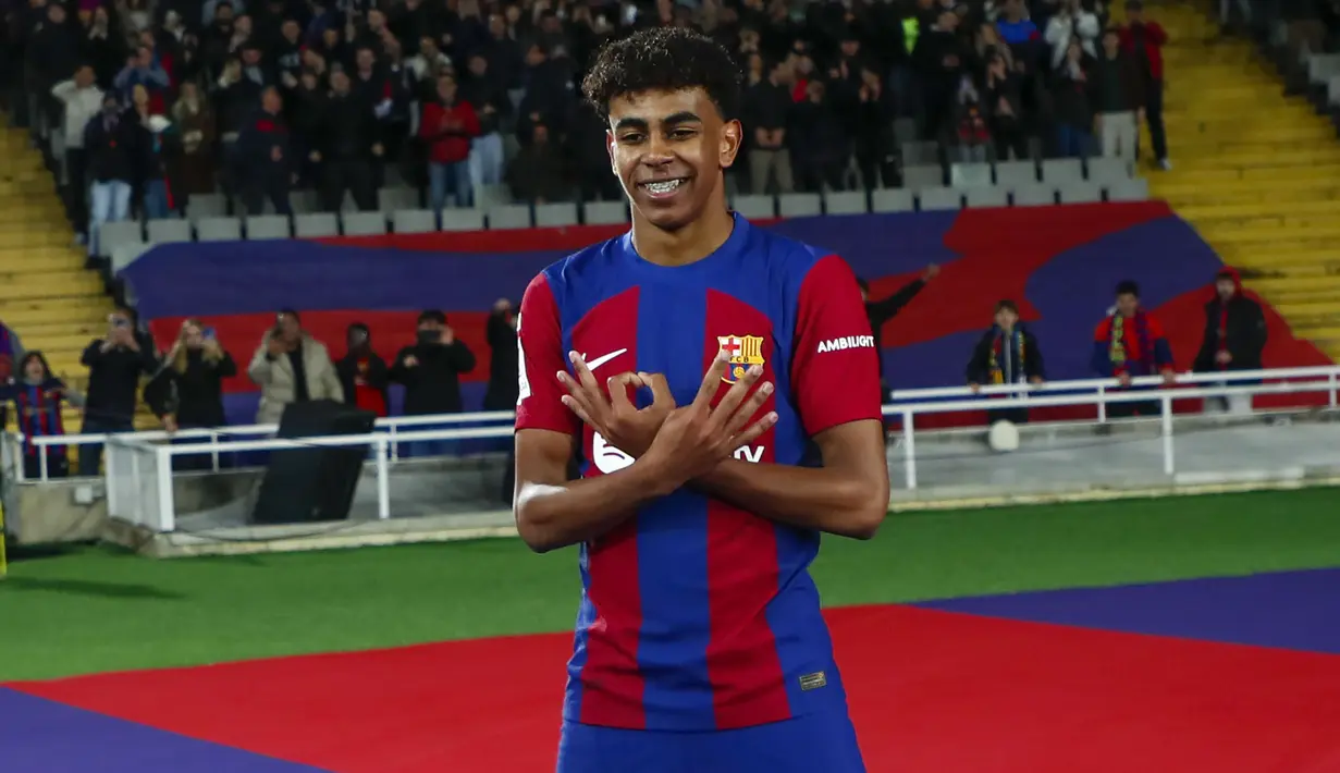 Selebrasi striker Barcelona, Lamine Yamal setelah mencetak gol ke gawang Mallorca pada laga pekan ke-28 LaLiga 2023/2024 yang berlangsung di Olimpic Lluis Companys Stadium, Barcelona, Sabtu (9/3/2024) dini hari WIB. (AP Photo/Joan Monfort)