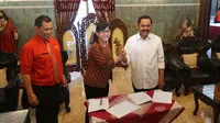 Sekjen PSSI, Ratu Tisha menemui Wali Kota Solo, FX Hadi Rudyatmo di rumah dinas Loji Gandrung, Juat (16/8).(Liputan6.com/Fajar Abrori)