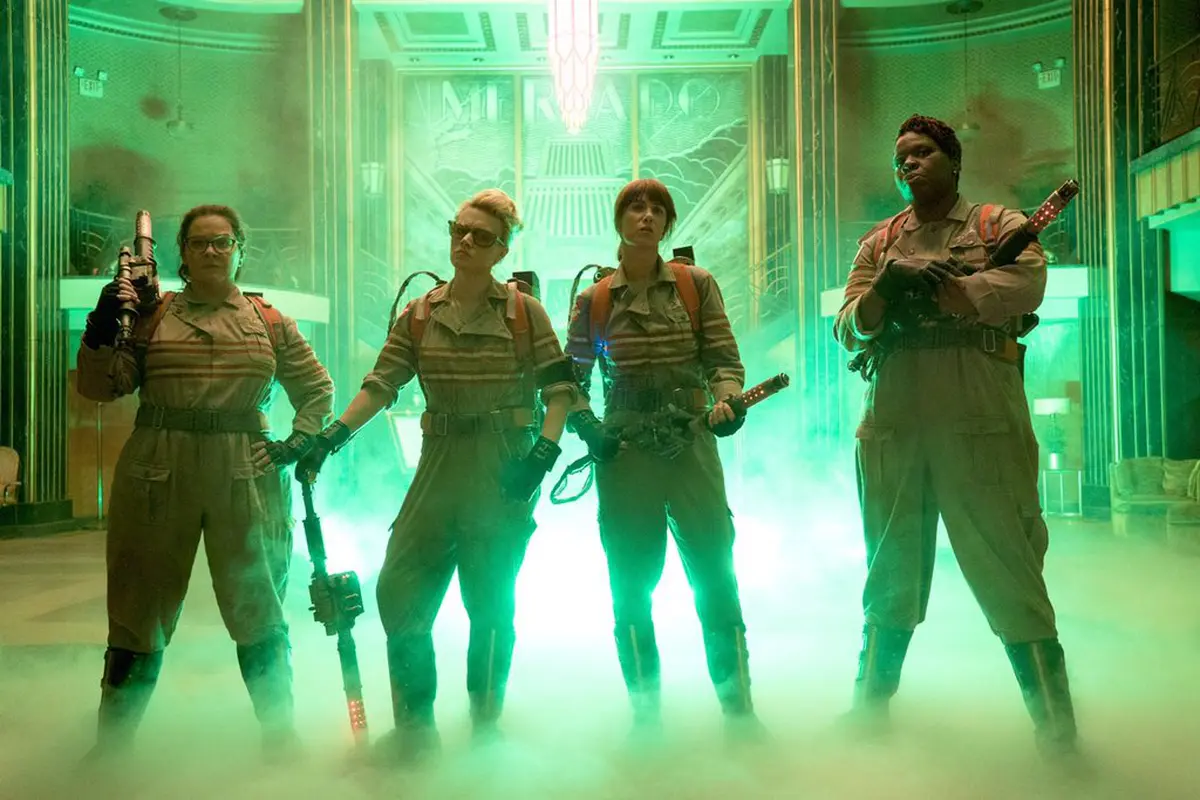 Pose Ghostbusters Wanita di Lokasi Misterius Dipamerkan