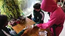 Pengunjung bermain salah satu permainan dalam serial Netflix Squid Game di Cafe Strawberry, Jakarta, Sabtu (16/10/2021). Cafe tersebut berinovasi dengan mengusung tema permainan dalam film asal Korea Selatan, Squid Game untuk memberikan daya tarik bagi pengunjung. (Liputan6.com/Herman Zakharia)