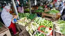 Warga membeli kebutuhan pangan di Pasar Lembang, Tangerang, Banten, Selasa (4/5/2021). Masyarakat tidak perlu khawatir soal ketersediaan pasokan pangan cukup sepanjang bulan suci Ramadhan dan Idul Fitri. (Liputan6.com/Angga Yuniar)