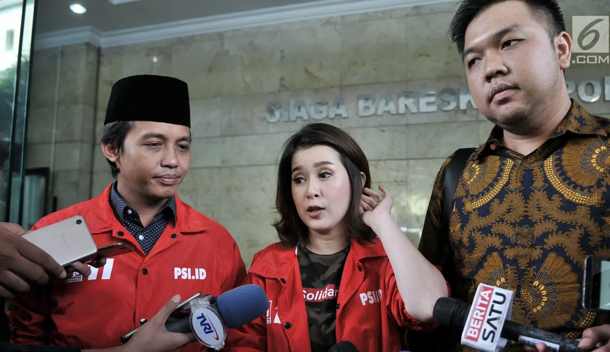 Ketua Umum PSI Grace Natalie didampingi Sekjen PSI Raja Juli Antoni dan kuasa hukum memberikan keterangan di Bareskrim Polri, Jakarta, Selasa (22/5). Grace Natalie menyampaikan kedatangannya untuk menghormati proses hukum. (Merdeka.com/Iqbal S Nugroho)