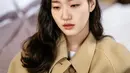 Bermain KDrama yang berjudul "The King: Eternal Monarch", Kim Go Eun merubah tatanan rambutnya menjadi side swept bangs, gaya rambut panjang berponi tanggung yang dibiarkan terurai. (Instagram/purple_heart33).