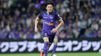 Takumu Kawamura kecil mulai bergabung dengan akademi klub kota kelahirannya, Sanfrecce Hiroshima saat berusia 13 tahun. Belum sempat mencicipi atmosfer tim utama, ia memutuskan untuk mencari menit bermain di klub lain terlebih dahulu. (J.LEAGUE)