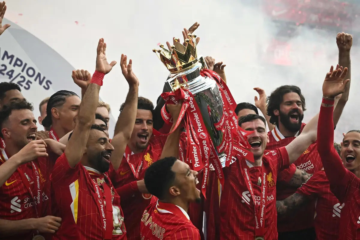 Penantian Panjang Usai, Liverpool Angkat Trofi Juara Liga Inggris di Anfield