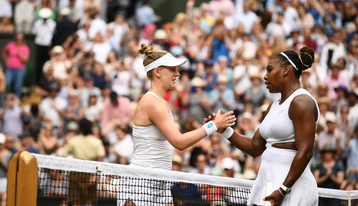 Petenis AS, Serena Williams berjabat tangan dengan Alison Riske yang juga berasal dari AS usai bertanding pada perempat final Grand Slam Wimbledon di London, Selasa (9/7/2019). Serena ke semifinal dengan susah payah usai mengalahkan Alison Riske 6-4, 4-6, dan 6-3. (Daniel LEAL-OLIVAS/AFP)
