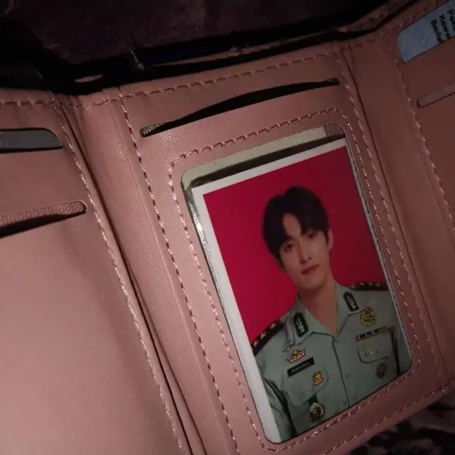 6 Pas Foto di Dompet Ini Nyeleneh Banget, Bikin Heran