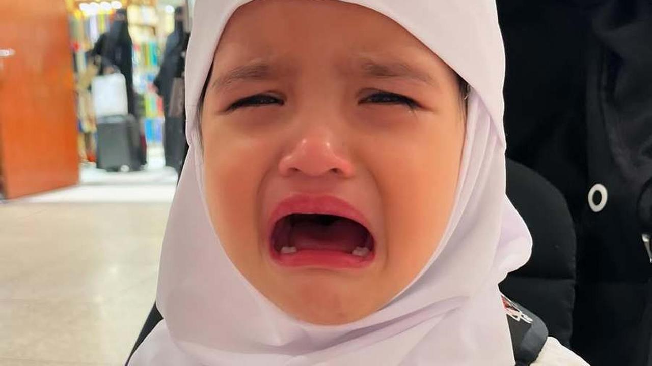 8 Momen Tasya Kamila Umrah Bareng Suami dan Bawa Dua Anak, Tampak Repot Tapi Tetap Bahagia