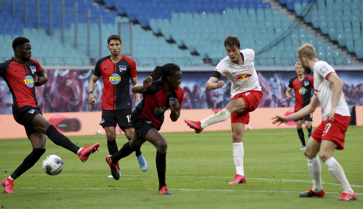 Pemain RB Leipzig, Patrik Schick, mencetak gol ke gawang Hertha Berlin pada laga  Bundesliga di Red Bull Arena, Rabu (27/5/2020). Kedua tim bermain imbang 2-2. (AP/Alexander Hassenstein)