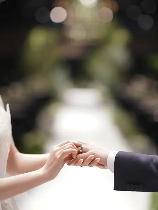 Sementara itu, Ko Woo Rim mengenakan cincin emas putih. [Dior]