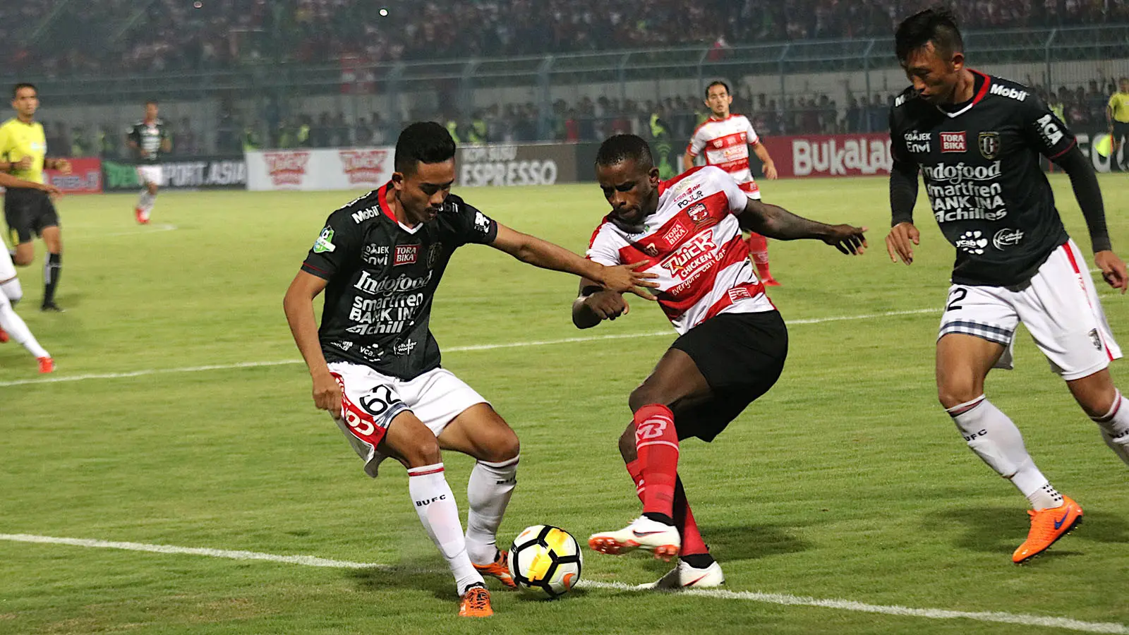 Duel Madura United vs Bali United di Stadion Bangkalan, Bangkalan, Minggu (3/6/2018). (Bola.com/Aditya Wany)