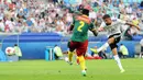 Gelandang Jerman, Kerem Demirbay, melepaskan tendangan ke gawang Kamerun pada laga Grup B Piala Konfederasi 2017, di Stadion Fisht Olympic, Sochi, Minggu (25/6/2017). Jerman menang 3-1 atas Kamerun. (EPA/Peter Powell)
