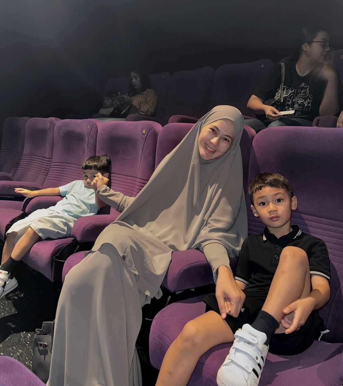 6 Potret Paula Verhoeven Tampil Cantik dengan Busana Syar'i Bareng Anak-Anak, Wajahnya Disebut Makin Fresh