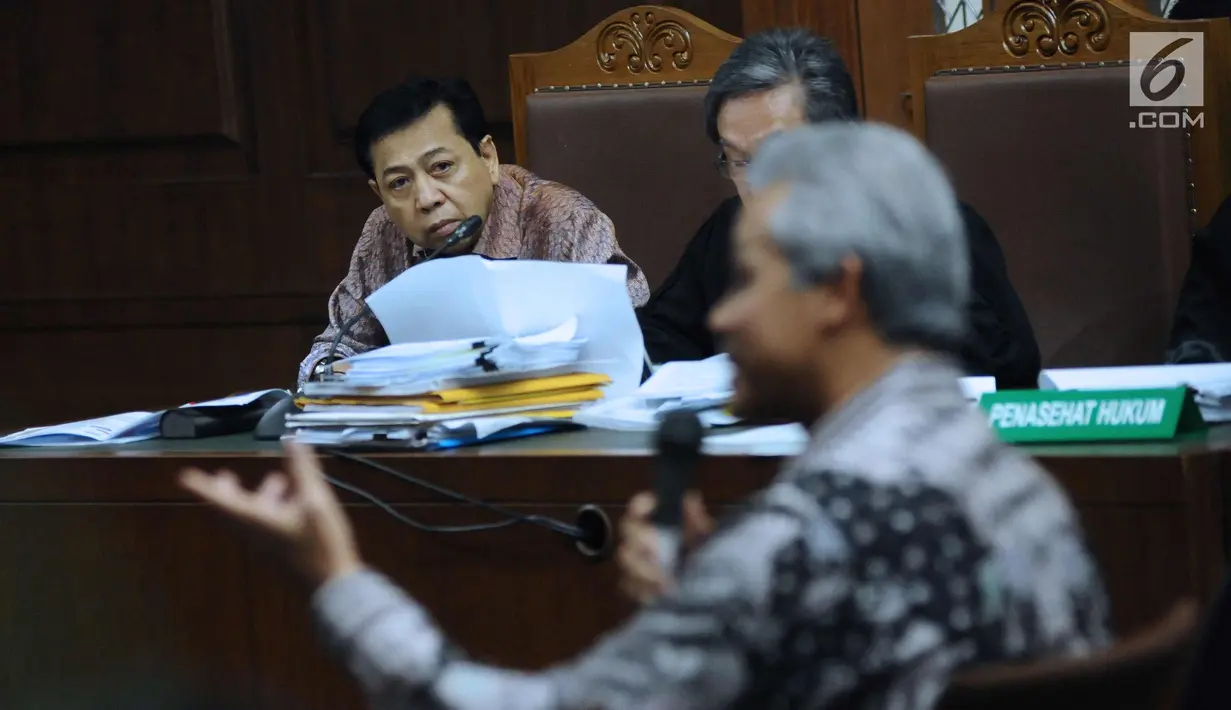 Terdakwa dugaan korupsi pengadaan e-KTP, Setya Novanto menyimak kesaksian mantan Wakil Ketua Komisi II DPR, Ganjar Pranowo pada sidang lanjutan di Pengadilan Tipikor, Kamis (8/2). Sidang mendengar keterangan saksi. (Liputan6.com/Helmi Fithriansyah)