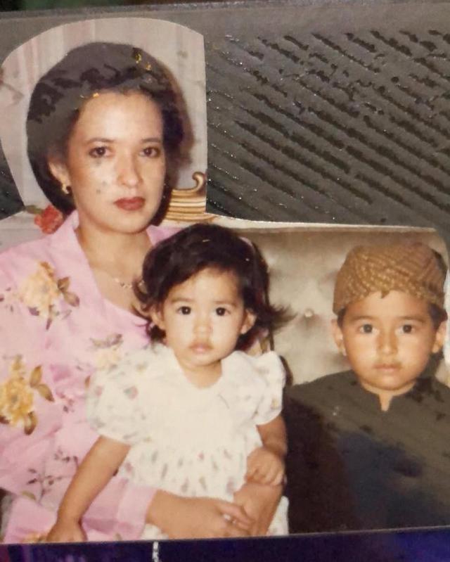 9 Potret kenangan manis Raisa dan Ibunda, bukti cinta ibu dan anak yang tak terlupakan