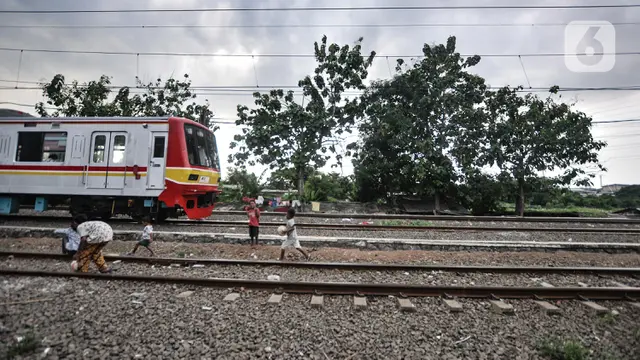 Anak-Anak Bermain di Pinggir Rel Kereta Api