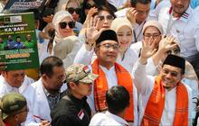 FOTO: Kompak Berbaju Koko ala Betawi, Ridwan Kamil-Suswono Jalan Kaki Diiringi Ondel-Ondel Daftar Pilkada Jakarta ke KPU