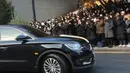 Mobil yang membawa jenazah Jonghyun SHINee keluar dari rumah persemayaman di Asan Hospital, Seoul menuju tempat pemakaman, Kamis (21/12). Prosesi pelepasan jenazah pria 27 tahun itu dipimpin sahabatnya, Minho SHINee dan kakak Jonghyun. (AP/Ahn Young-joon)