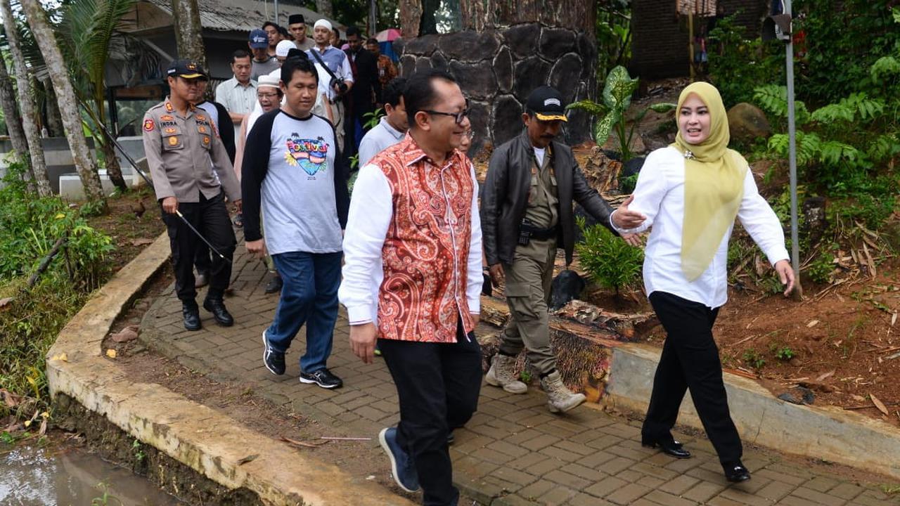 Dirjen PPMD Kemendes PDTT, Taufik Madjid dan Bupati Pandeglang Irna Narulita dalam acara Festival Embung Ramadhan di Embung Ranca Anis, Muruy, Pandeglang, Sabtu (26/5/2018).