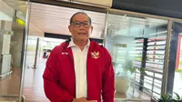 Manajer Timnas Indonesia, Sumardji menyapa awak media sebelum terbang dari Jakarta ke Jeddah, Kamis (2/10/2025). (Bola.com/Abdul Aziz)