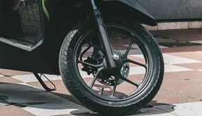 Jangan Sepelekan Ban Belakang Motor Goyang, Risikonya Serius
