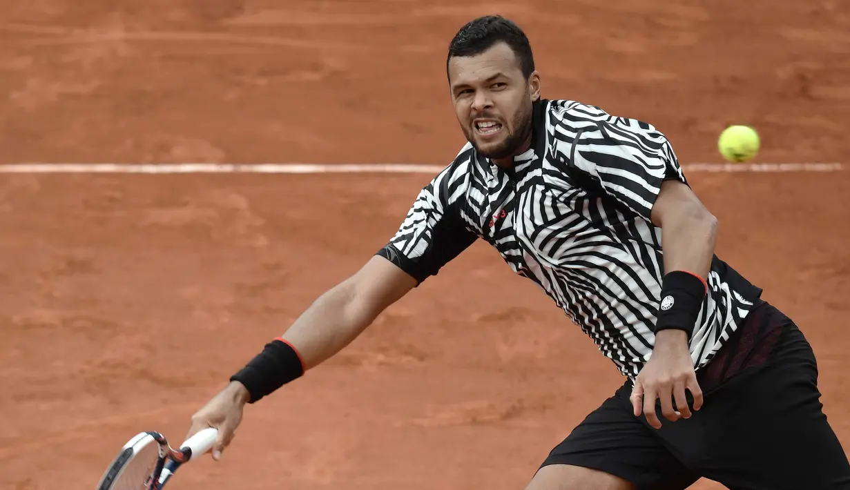 Jo-Wilfried Tsonga beraksi dengan kostum bertema zebra saat melawan Jan-Lennard Struff  berlaga pada Prancis Terbuka 2016 di Roland Garros, Paris, (24/5/2016). (AFP/Philippe Lopez)