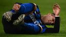 Striker Inter Milan, Lautaro Martinez mengalami cedera dalam laga leg kedua semifinal Coppa Italia 2020/21 melawan Juventus di Juventus Stadium, Turin, Selasa (9/2/2021). Inter Milan bermain imbang 0-0 dan gagal lolos ke final. (AFP/Marco Bertorello)