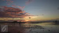 Wisatawan menikmati sunset di Pantai Tanjung Pendam, Tanjung Pandan, Belitung (Foto: Gholib)