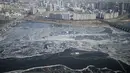 Sebuah kapal penumpang menyeberangi aliran es di Sungai Han yang membeku di Seoul, Korea Selatan, Senin (25/1). Sungai Han membeku akibat suhu di Korea yang kini mencapai minus dol derajat Celsius. (REUTERS/Kim Hong - Ji)