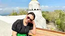 Salah satu tempat yang kini cukup ramai dikunjungi para wisatawan ketika liburan ke Magelang adalah Gereja Ayam. Karena pernah menjadi lokasi syuting film AADC 2, tempat ini menjadi ramai dikunjungi sebagai tempat untuk nongkrong dan menikmati pemandangan alam. Ditambah pemandangan sekitar menghadirkan pegunungan yang indah memanjakan mata. (Liputan6.com/IG/@irawbw)