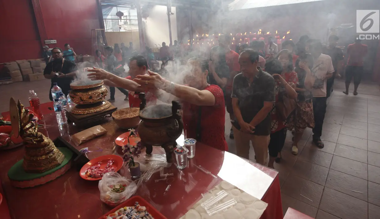 Warga keturunan Tionghoa antre untuk melakukan ritual sembhayang Tahun Baru Imlek 2569di Vihara Dharma Bhakti, Petak Sembilan, Jakarta, Jumat (16/2). Tahun 2018 ini merupakan Tahun Anjing Tanah. (Liputan6.com/Arya Manggala)