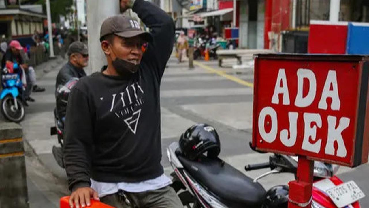 FOTO: Tak Cuma Ojol, Pemerintah Siapkan Skema Agar Ojek Pangkalan Bisa 'Minum' BBM Bersubsidi