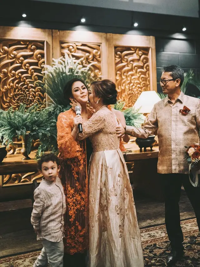 Pernikahan ibu Vanesha Prescilla dan Sissy Priscillia (Instagram/ @sysiio, Foto oleh @bidolzz https://www.instagram.com/p/Bvgcum6AQ0R/