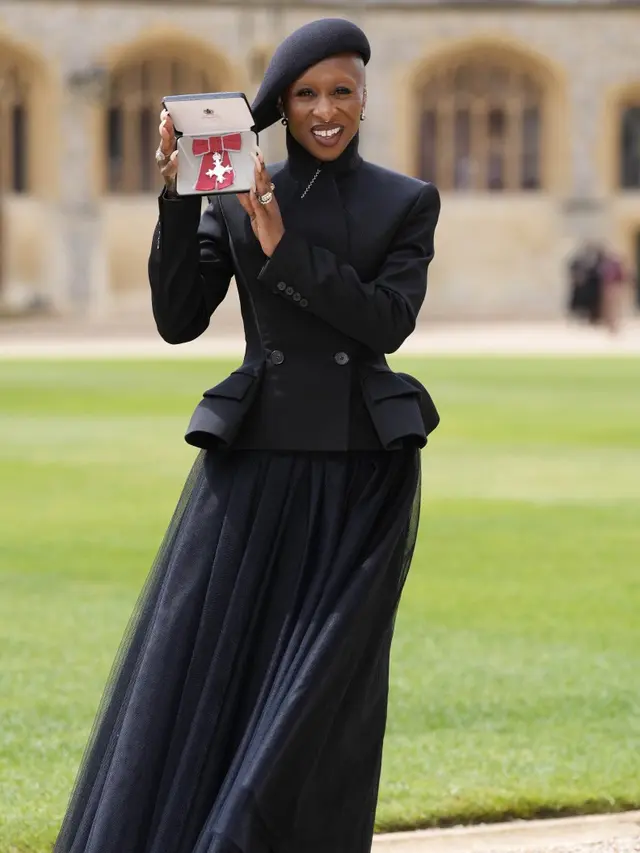 Tampilan Serba Hitam Cynthia Erivo Terima Gelar Kehormatan dari Kerajaan Inggris