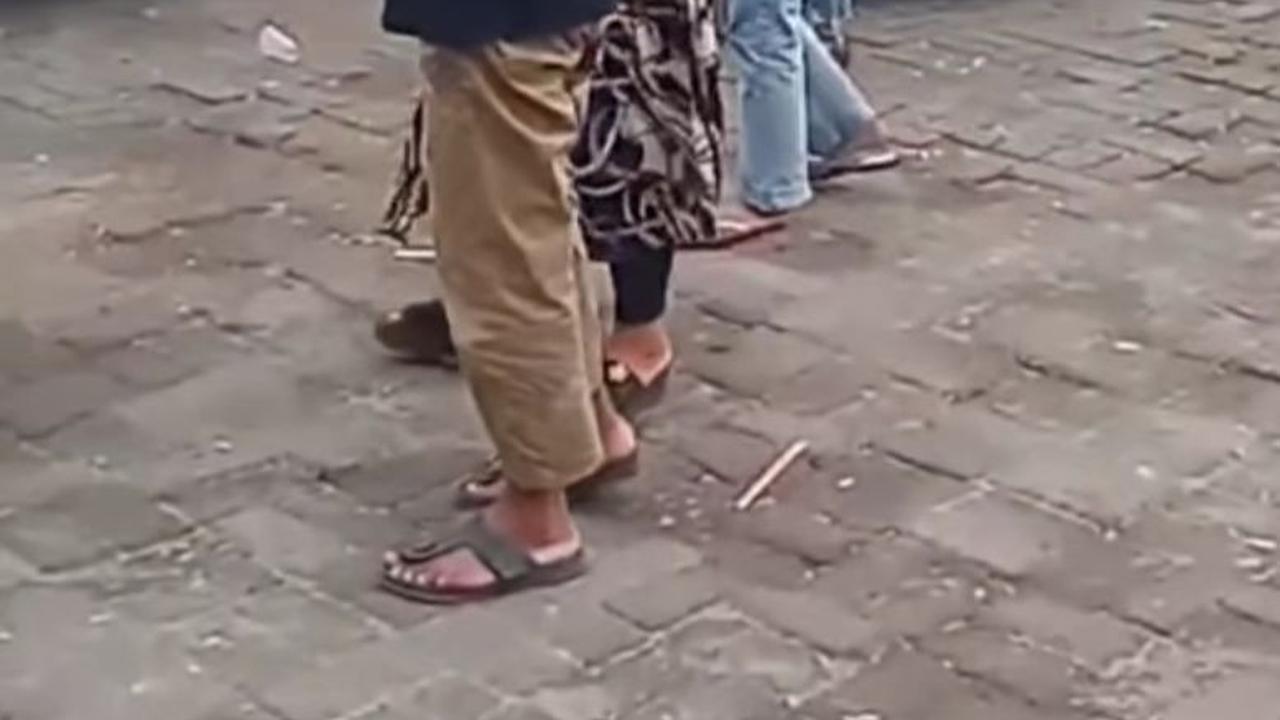Tagih Upah Kerja, Petugas Sortir Lipat Surat dan Kotak Suara Datangi KPU Makassar