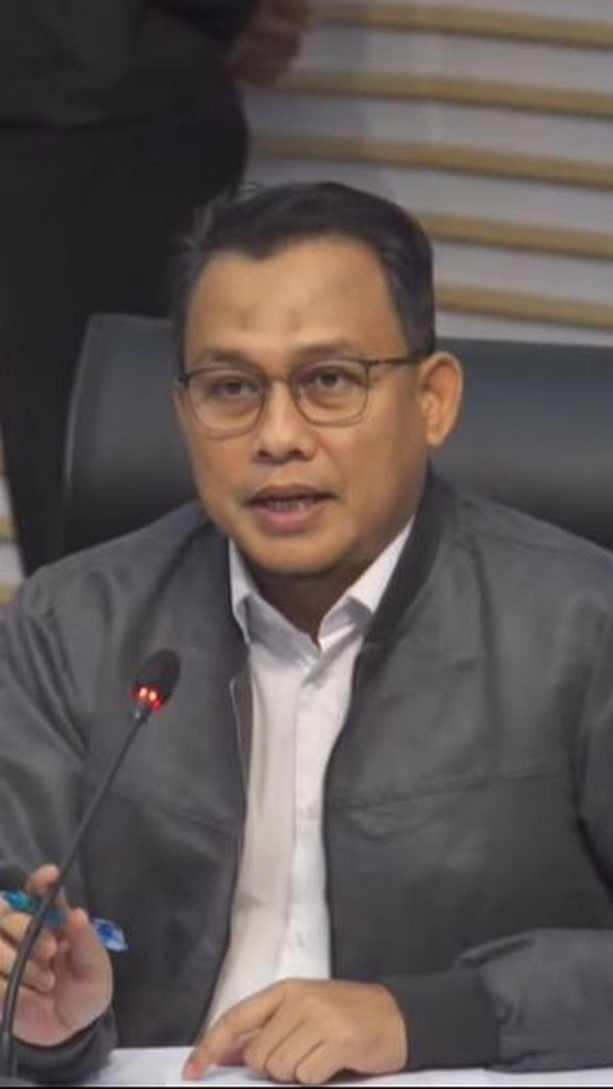 "Perlu kami ingatkan agar (para saksi yang dicegah) bersikap kooperatif," ucap Ali.