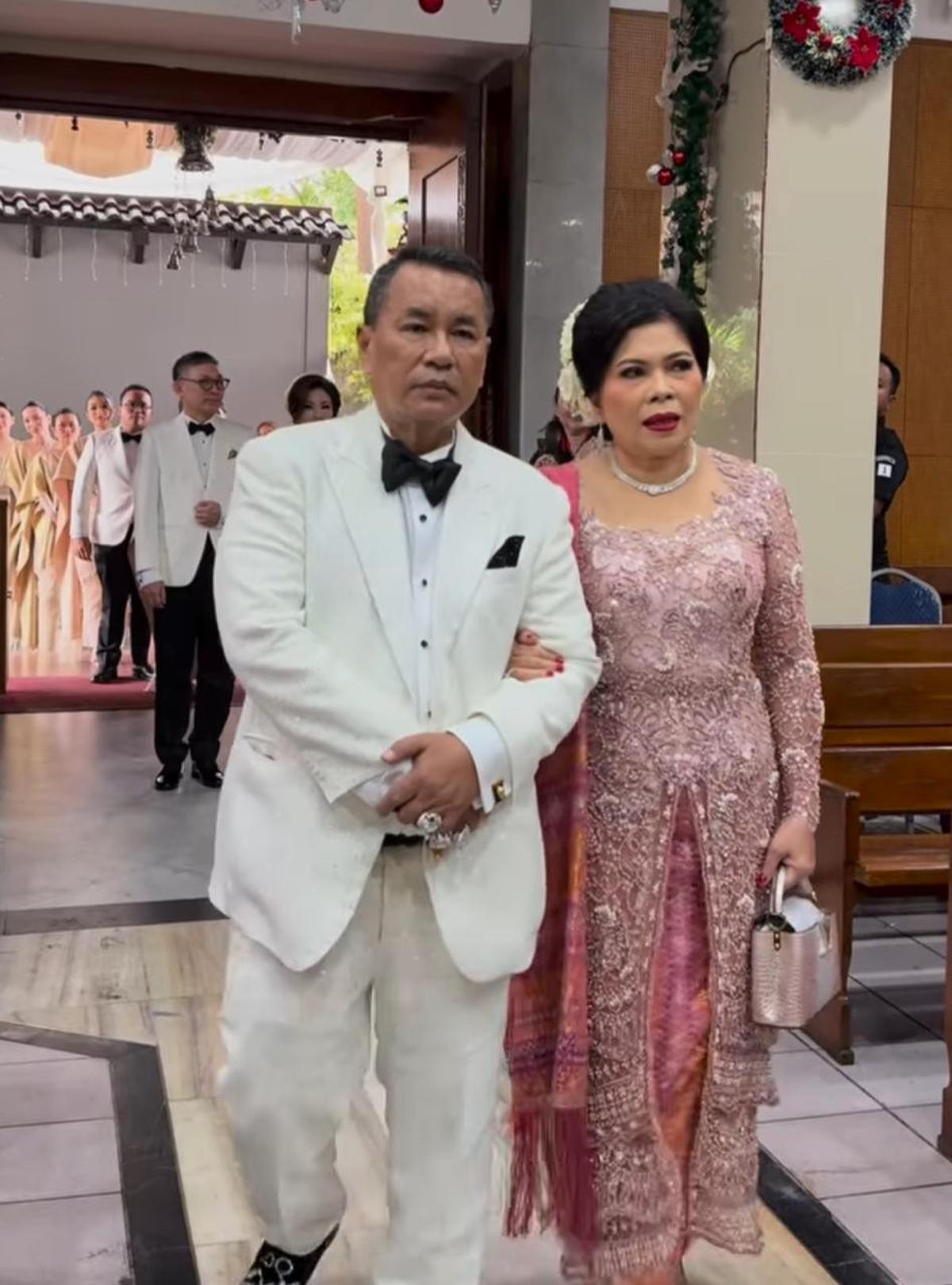 7 Potret Suasana Haru di Pernikahan Frank Hutapea, Hotman Paris Tampil Melow di Momen Sakral