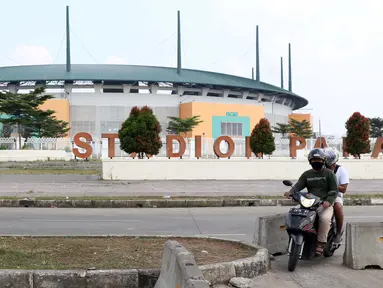 Pengendara motor menerobos beton pembatas di kawasan lingkar Stadion Pakansari, Kabupaten Bogor, Jawa Barat, Rabu (10/6/2020). Pemkab Bogor masih melakukan Pembatasan Sosial Berskala Besar (PSBB) secara proporsional hingga 2 Juli mendatang. (Liputan6.com/Helmi Fithriansyah)