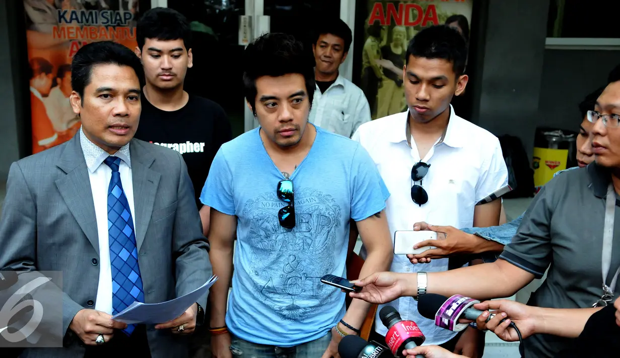 Martin Carter dan kuasa hukumnya memberikan keterangan pers usai keluar dari Sentra Pelayanan Kepolisian, Polda Metro Jaya, Jakarta, Rabu (19/8/2015). Ia melaporkan sejumlah penyanyi terkait pemutaran lagunya tanpa izin. (Liputan6.com/Panji Diksana)